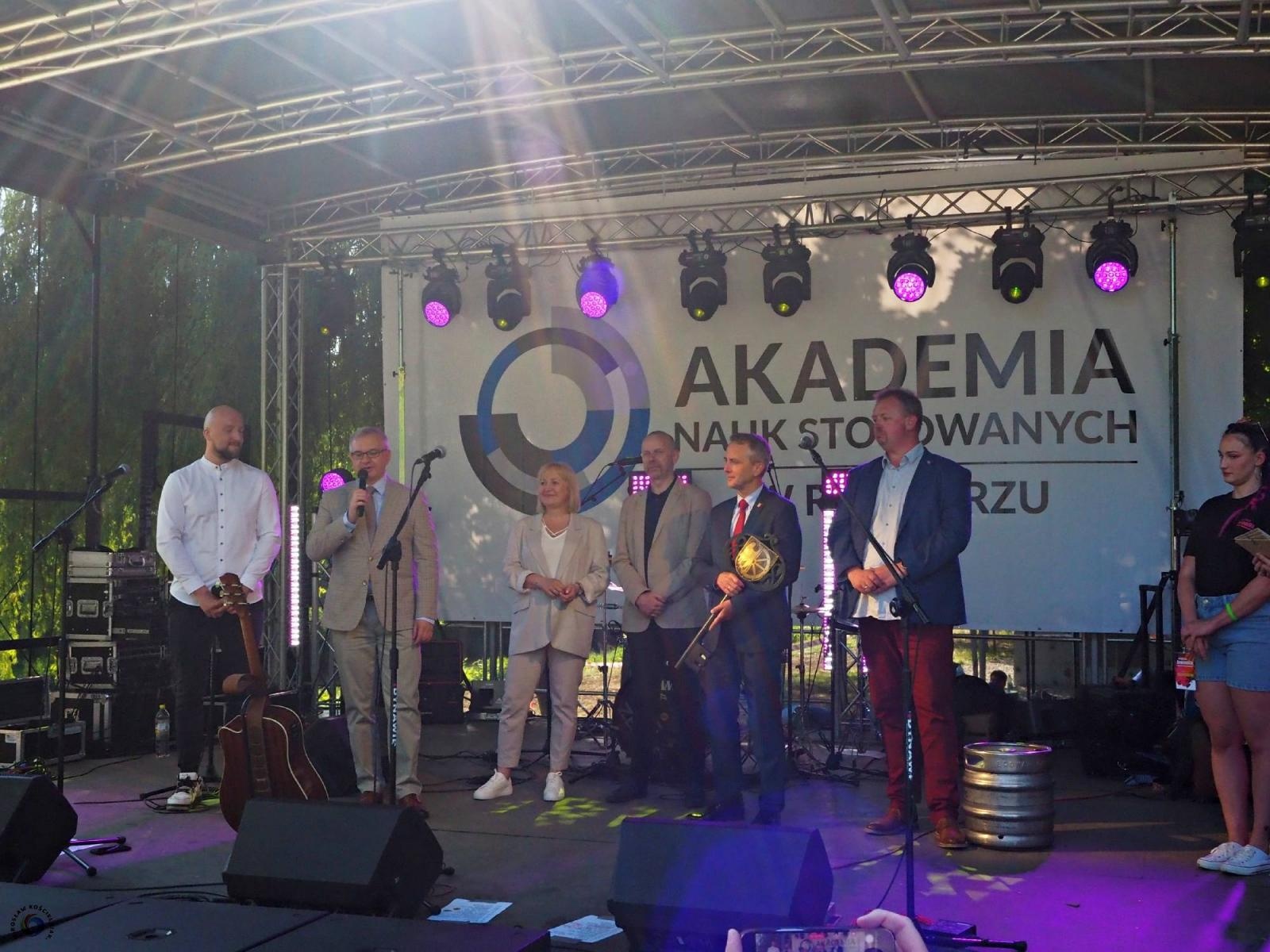 Zdjęcie w galerii na portalu naszraciborz.pl: Klucze do bram miasta w rękach żaków. Raciborskie Juwenalia na bulwarach wiadomości z regionu