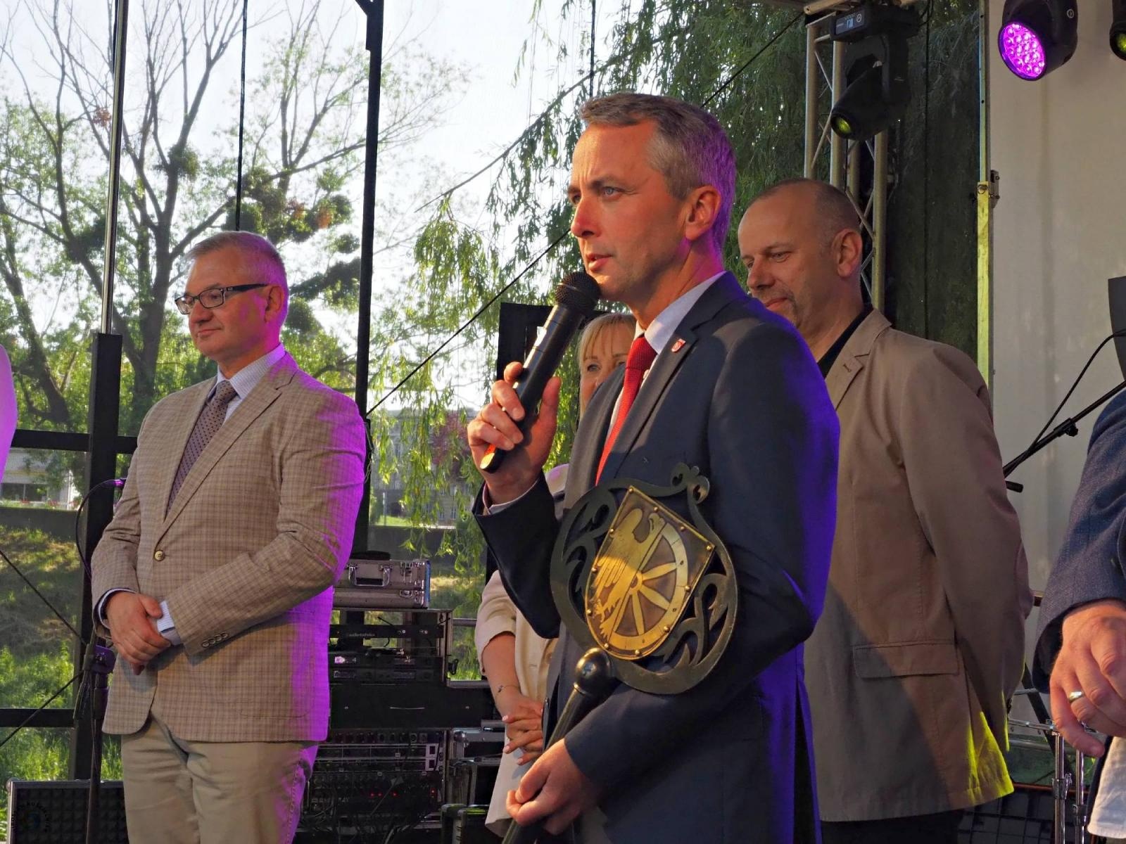 Zdjęcie w galerii na portalu naszraciborz.pl: Klucze do bram miasta w rękach żaków. Raciborskie Juwenalia na bulwarach wiadomości z regionu