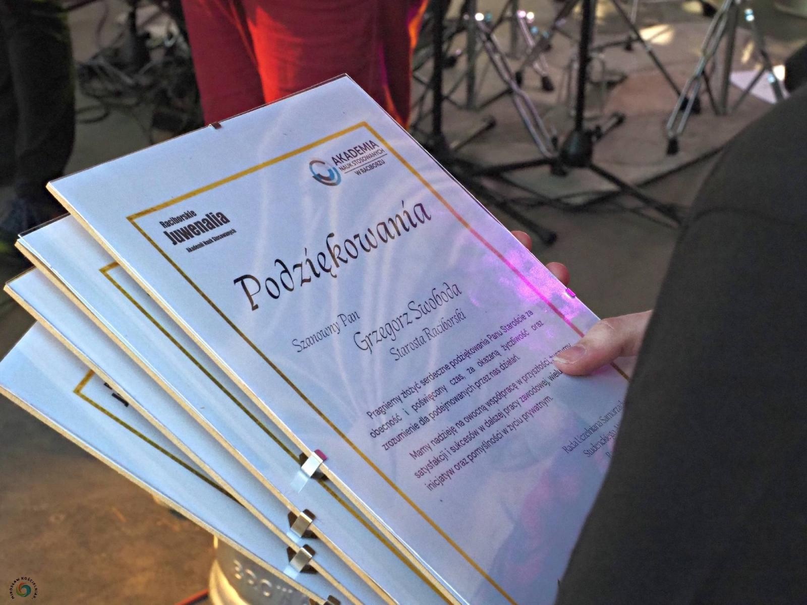 Zdjęcie w galerii na portalu naszraciborz.pl: Klucze do bram miasta w rękach żaków. Raciborskie Juwenalia na bulwarach wiadomości z regionu