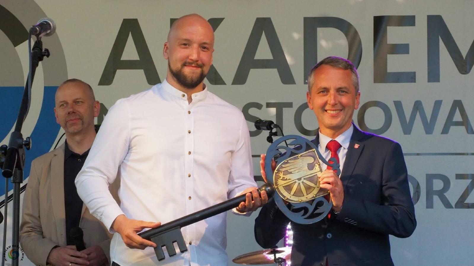 Zdjęcie w galerii na portalu naszraciborz.pl: Klucze do bram miasta w rękach żaków. Raciborskie Juwenalia na bulwarach wiadomości z regionu