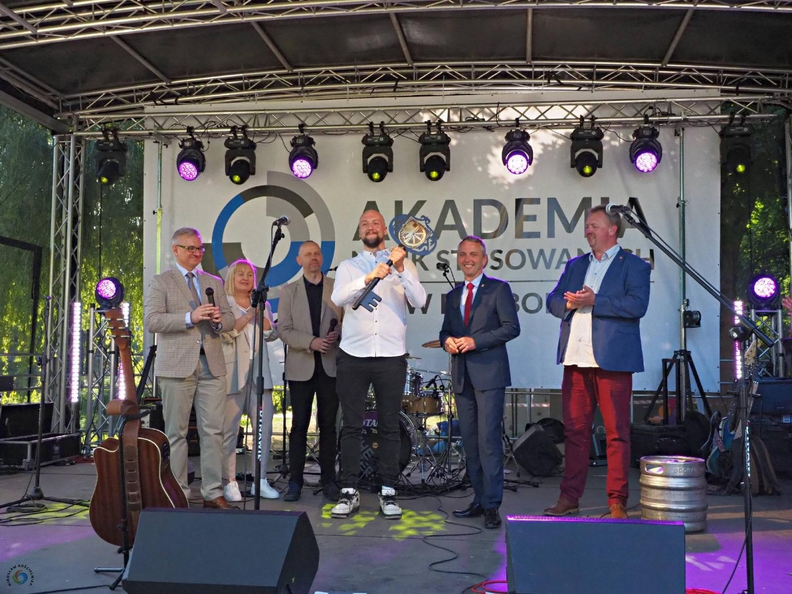 Zdjęcie w galerii na portalu naszraciborz.pl: Klucze do bram miasta w rękach żaków. Raciborskie Juwenalia na bulwarach wiadomości z regionu