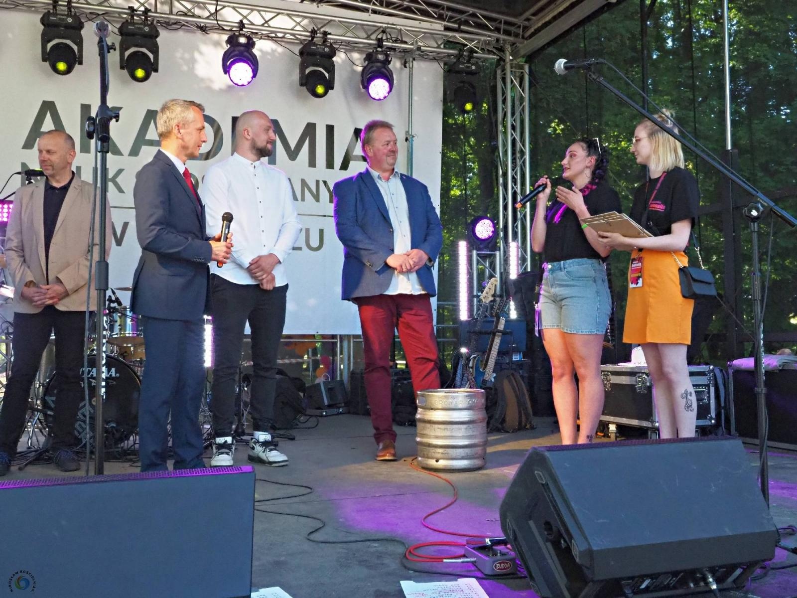 Zdjęcie w galerii na portalu naszraciborz.pl: Klucze do bram miasta w rękach żaków. Raciborskie Juwenalia na bulwarach wiadomości z regionu