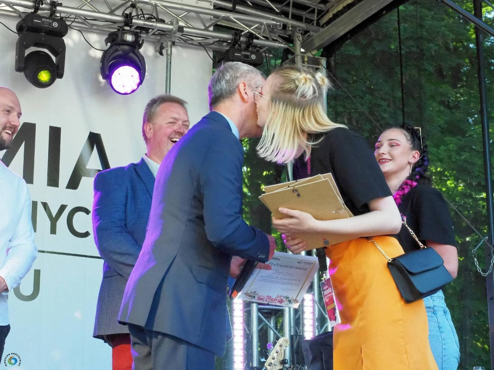 Zdjęcie w galerii na portalu naszraciborz.pl: Klucze do bram miasta w rękach żaków. Raciborskie Juwenalia na bulwarach wiadomości z regionu