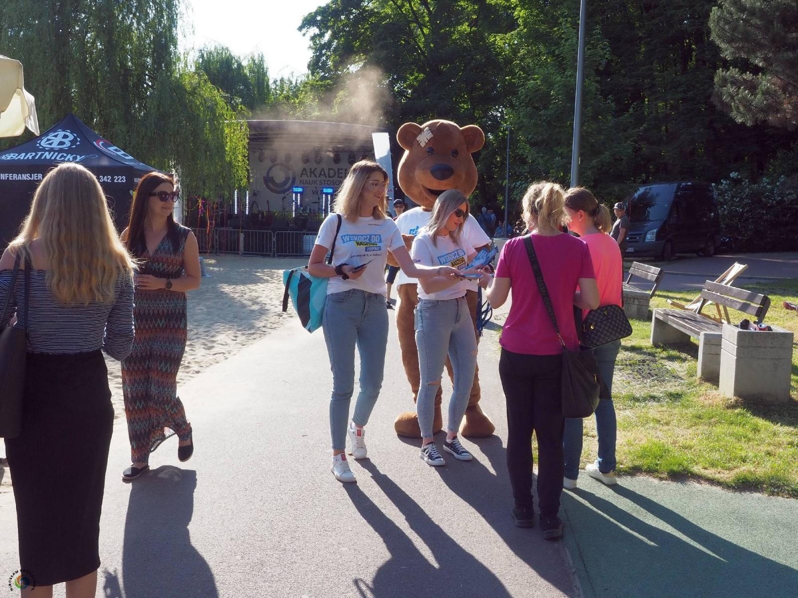 Zdjęcie w galerii na portalu naszraciborz.pl: Klucze do bram miasta w rękach żaków. Raciborskie Juwenalia na bulwarach wiadomości z regionu