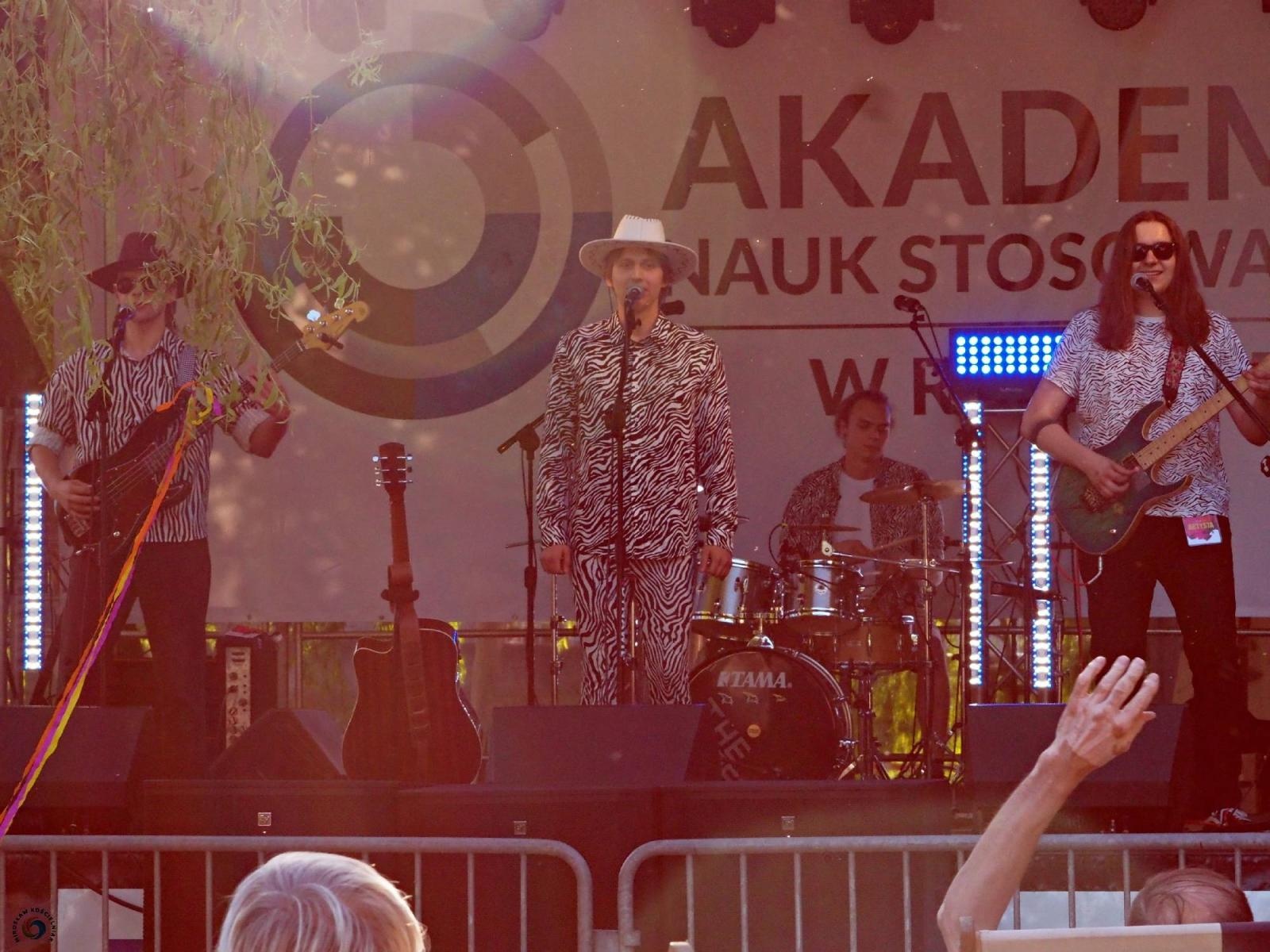 Zdjęcie w galerii na portalu naszraciborz.pl: Klucze do bram miasta w rękach żaków. Raciborskie Juwenalia na bulwarach wiadomości z regionu