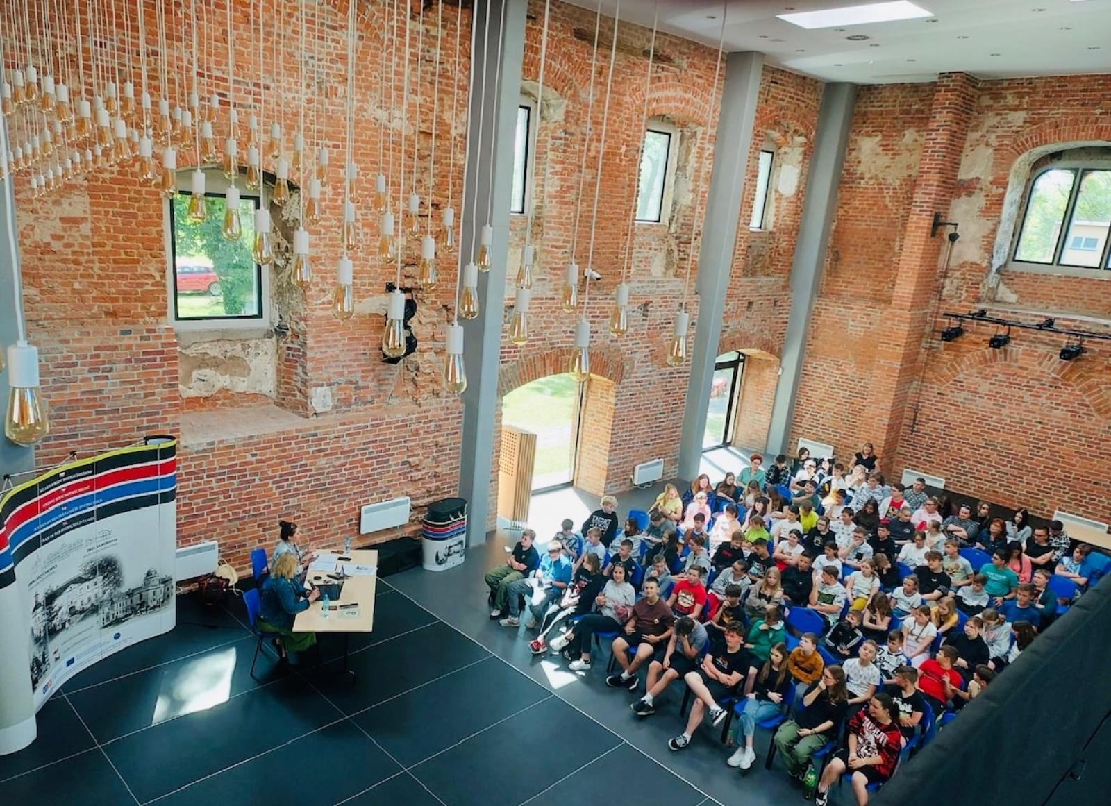 Zdjęcie w galerii na portalu naszraciborz.pl: O strachach w wozowni zamku w Tworkowie wiadomości z regionu