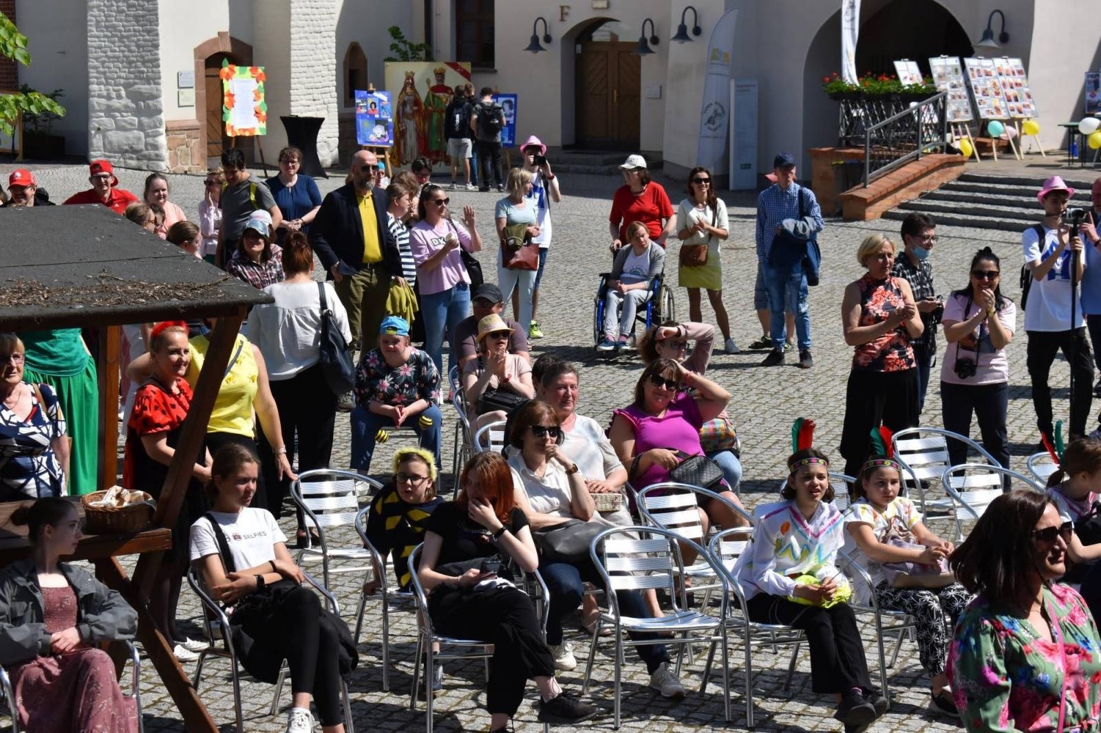 Zdjęcie w galerii na portalu naszraciborz.pl: Piknik integracyjny z okazji Dnia Dziecka na Zamku Piastowskim za nami wiadomości z regionu
