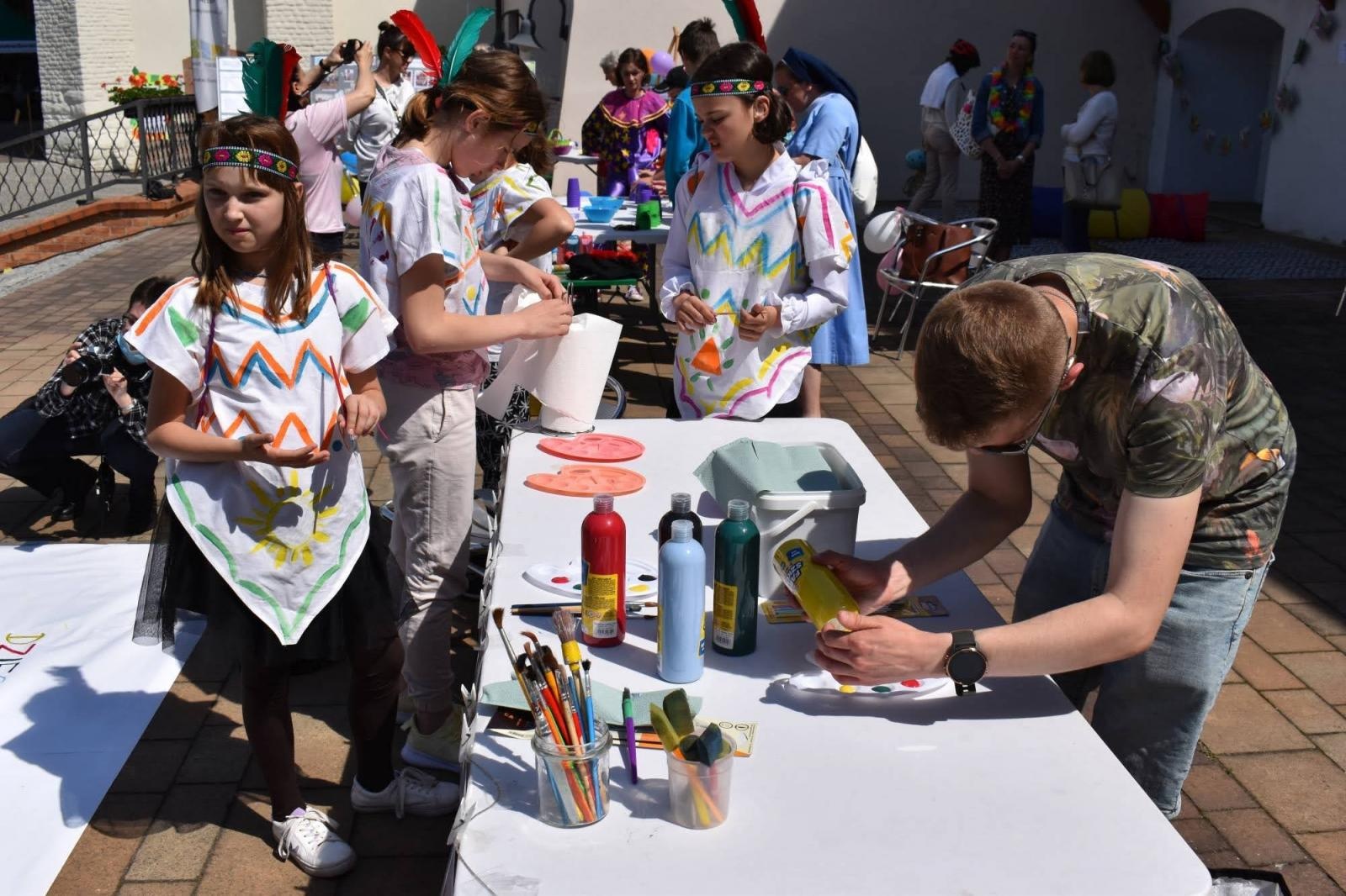 Zdjęcie w galerii na portalu naszraciborz.pl: Piknik integracyjny z okazji Dnia Dziecka na Zamku Piastowskim za nami wiadomości z regionu