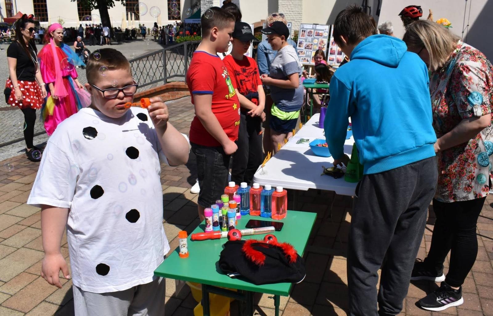 Zdjęcie w galerii na portalu naszraciborz.pl: Piknik integracyjny z okazji Dnia Dziecka na Zamku Piastowskim za nami wiadomości z regionu