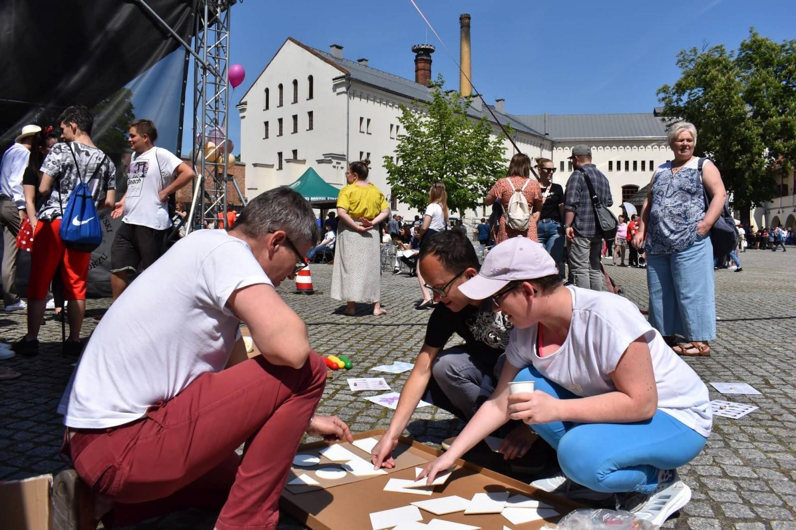 Zdjęcie w galerii na portalu naszraciborz.pl: Piknik integracyjny z okazji Dnia Dziecka na Zamku Piastowskim za nami wiadomości z regionu