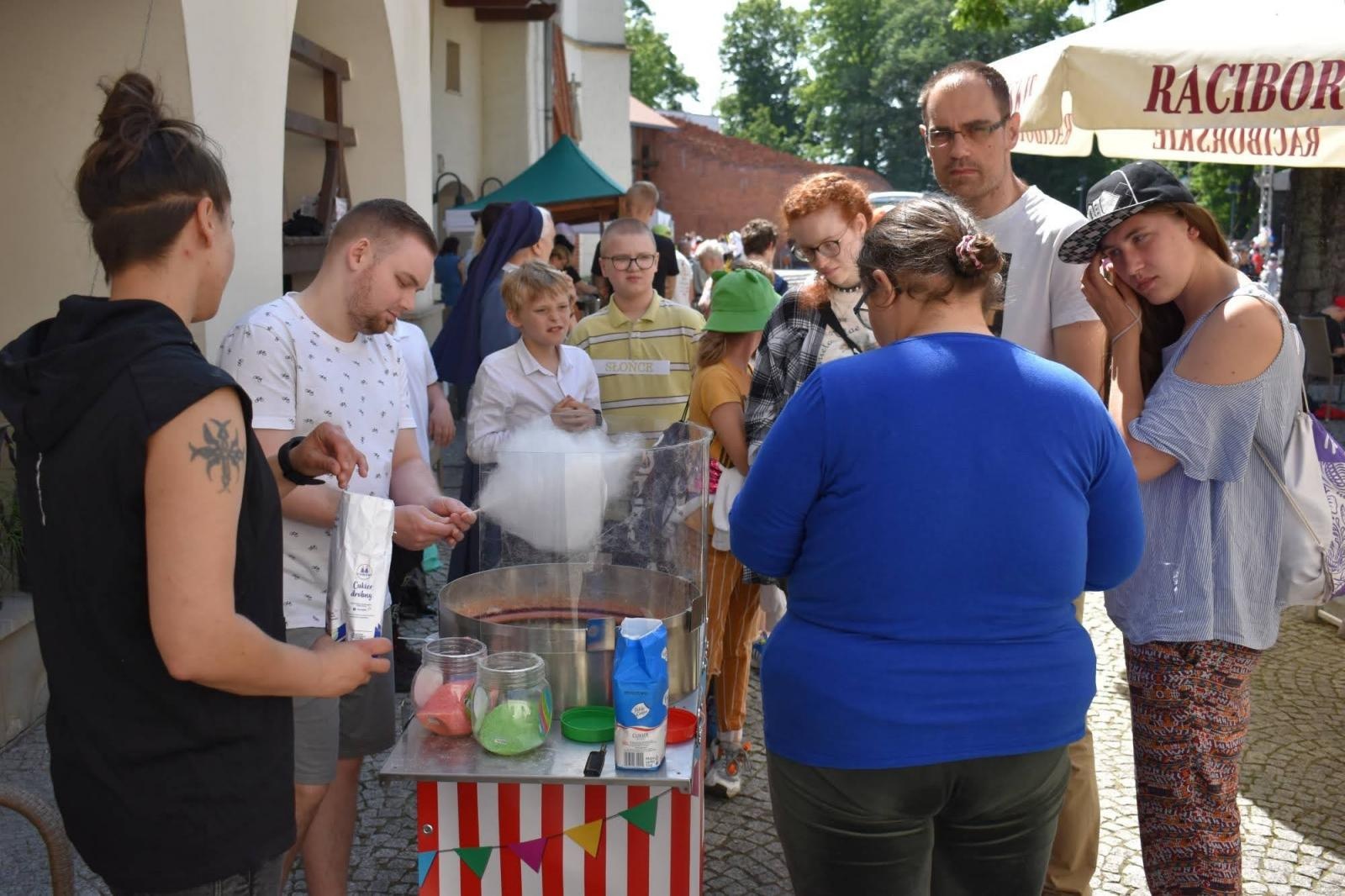 Zdjęcie w galerii na portalu naszraciborz.pl: Piknik integracyjny z okazji Dnia Dziecka na Zamku Piastowskim za nami wiadomości z regionu