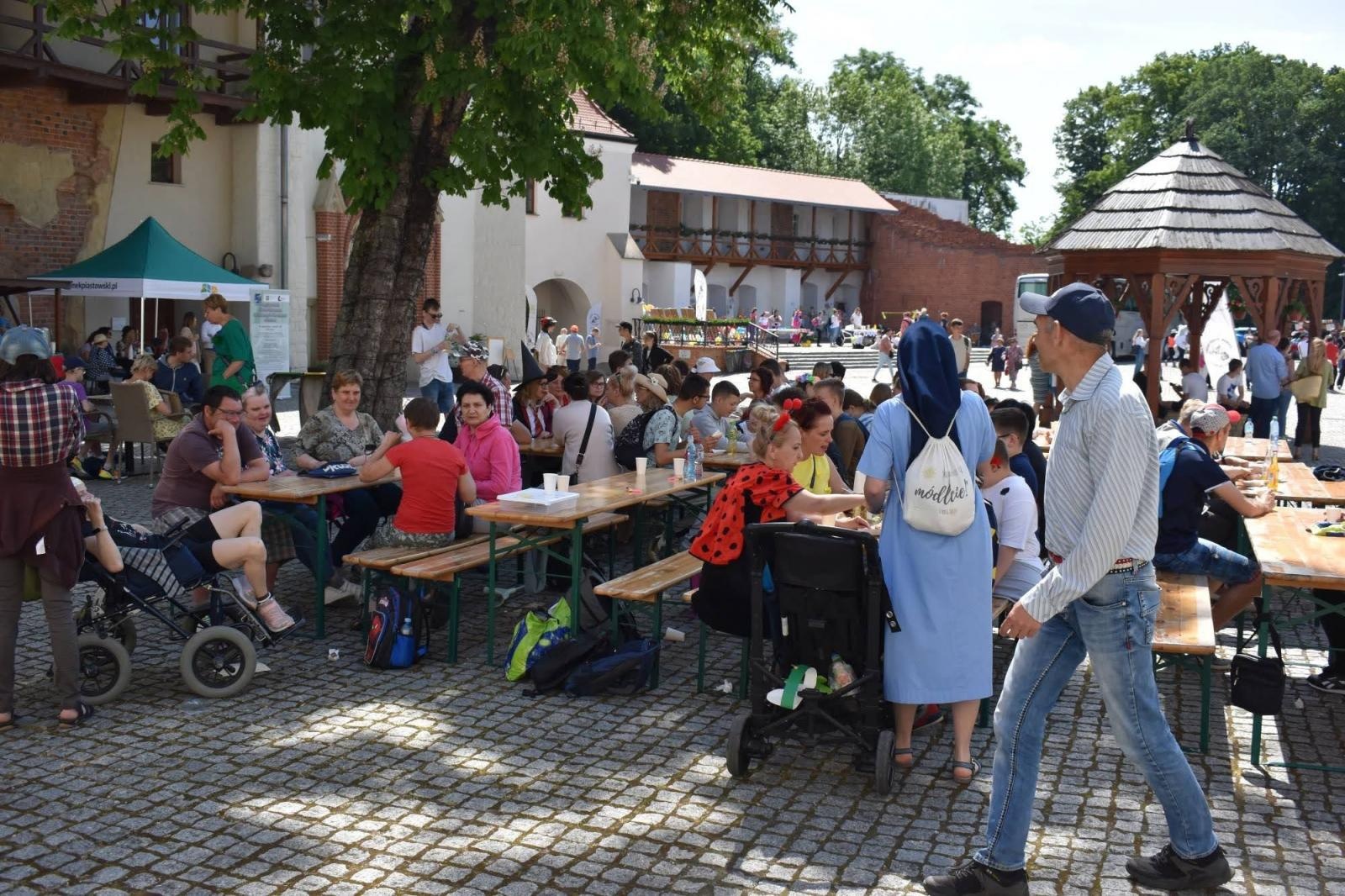 Zdjęcie w galerii na portalu naszraciborz.pl: Piknik integracyjny z okazji Dnia Dziecka na Zamku Piastowskim za nami wiadomości z regionu