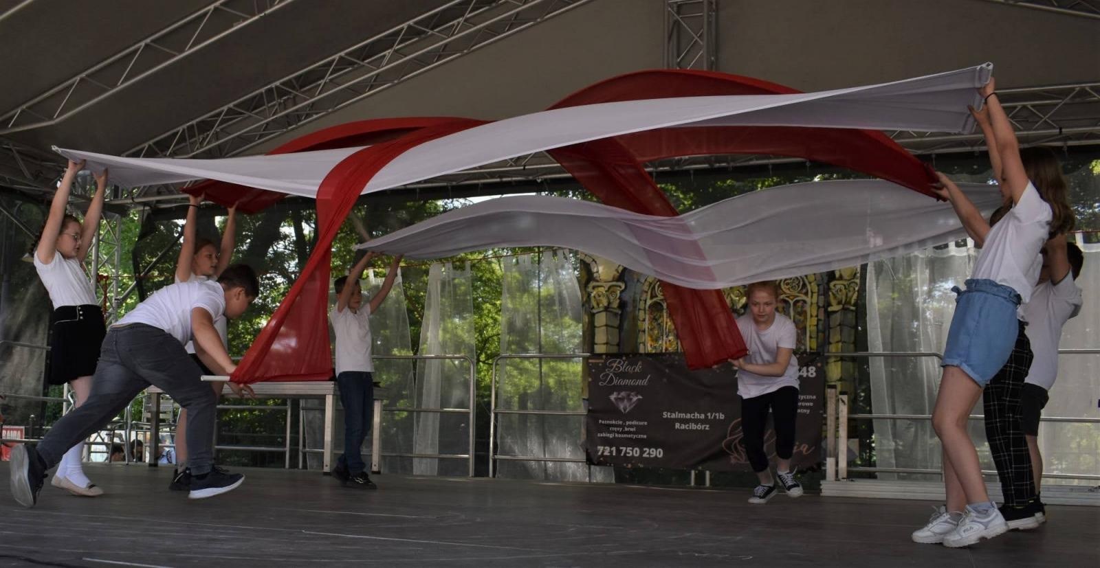 Zdjęcie w galerii na portalu naszraciborz.pl: Piknik integracyjny z okazji Dnia Dziecka na Zamku Piastowskim za nami wiadomości z regionu