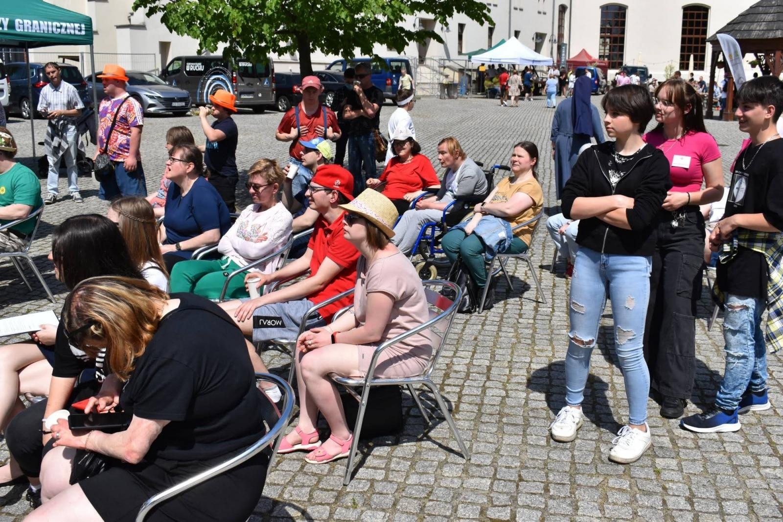Zdjęcie w galerii na portalu naszraciborz.pl: Piknik integracyjny z okazji Dnia Dziecka na Zamku Piastowskim za nami wiadomości z regionu