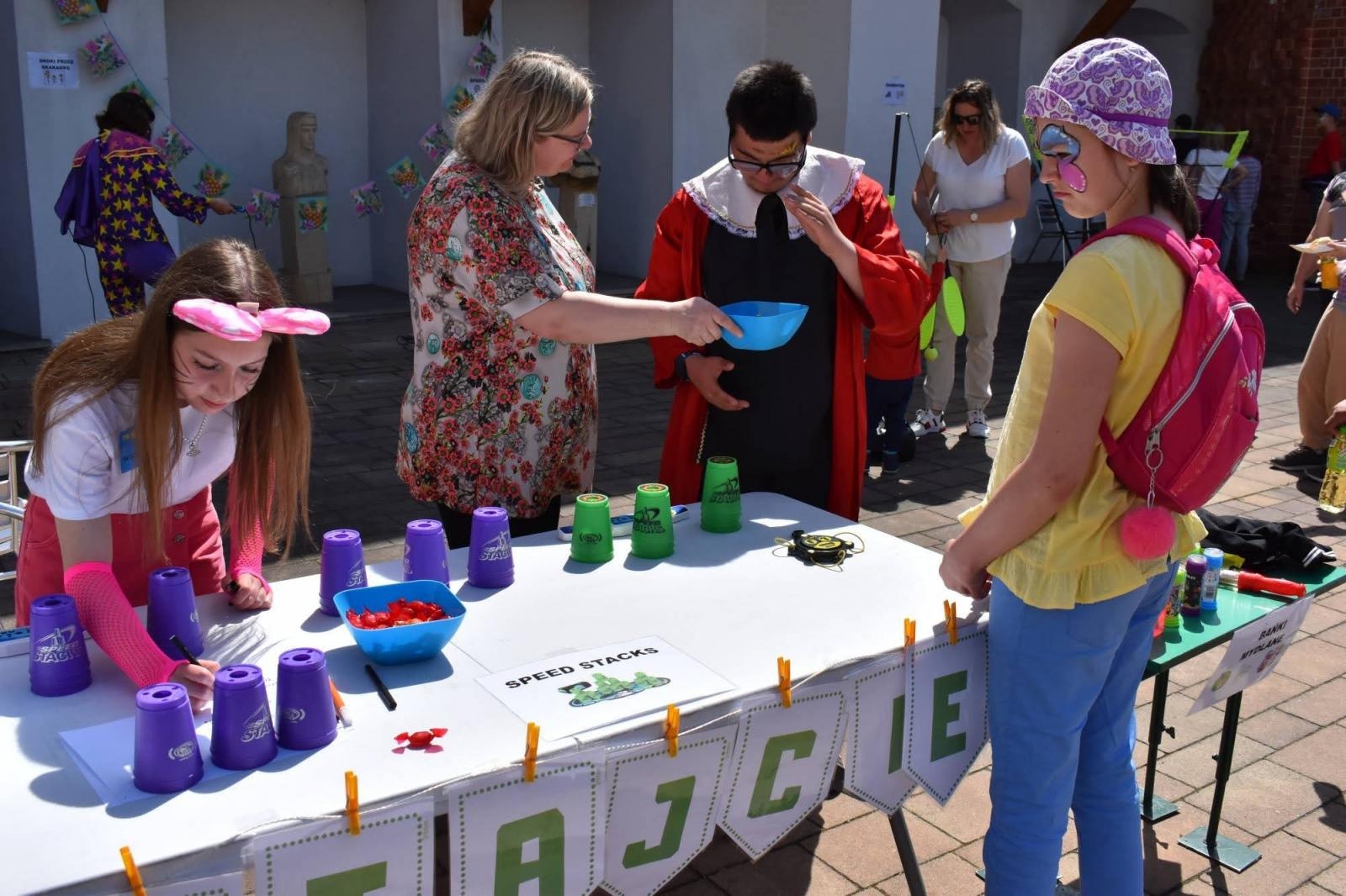 Zdjęcie w galerii na portalu naszraciborz.pl: Piknik integracyjny z okazji Dnia Dziecka na Zamku Piastowskim za nami wiadomości z regionu