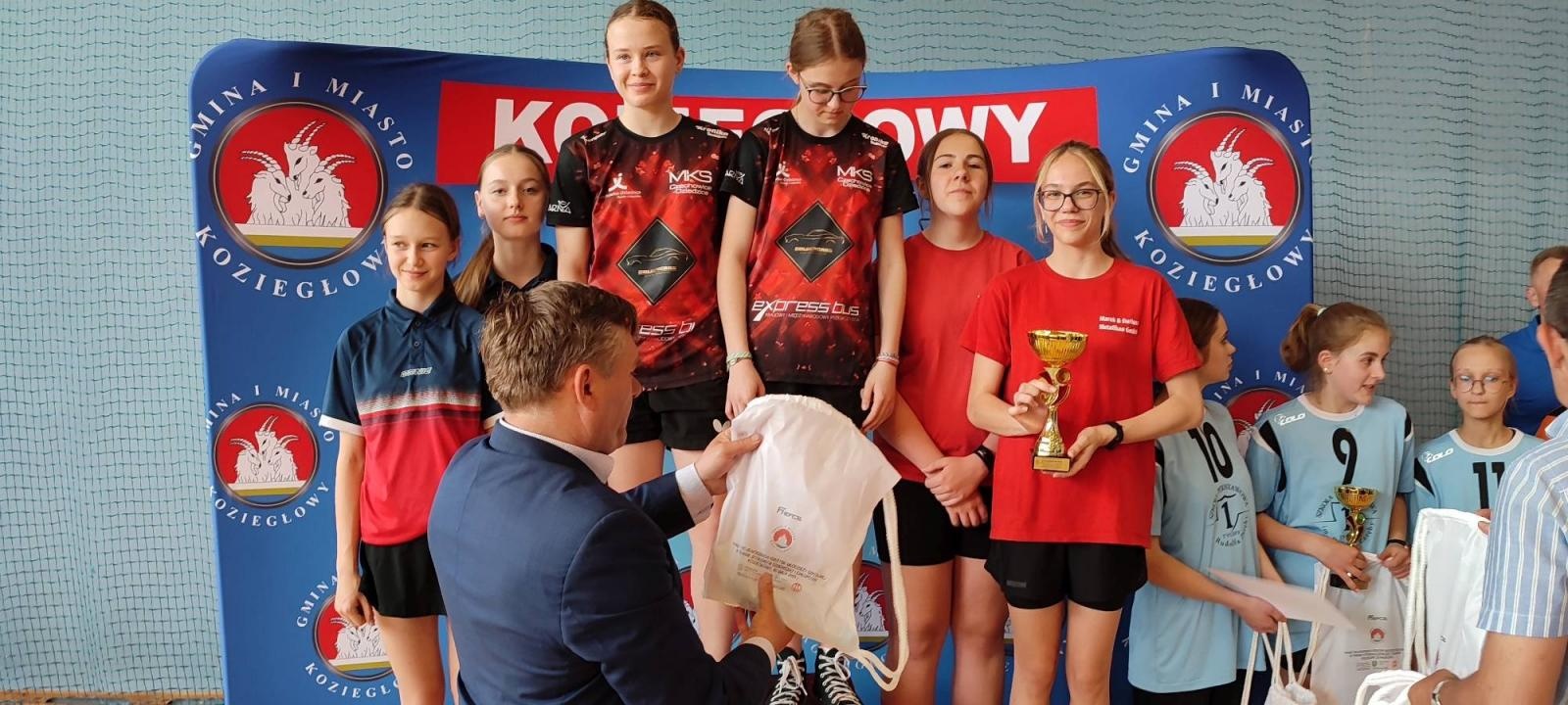 Zdjęcie w galerii na portalu naszraciborz.pl: Sukces dziewczyn z Krzanowic. Trzecie na Śląsku w tenisie stołowym wiadomości z regionu