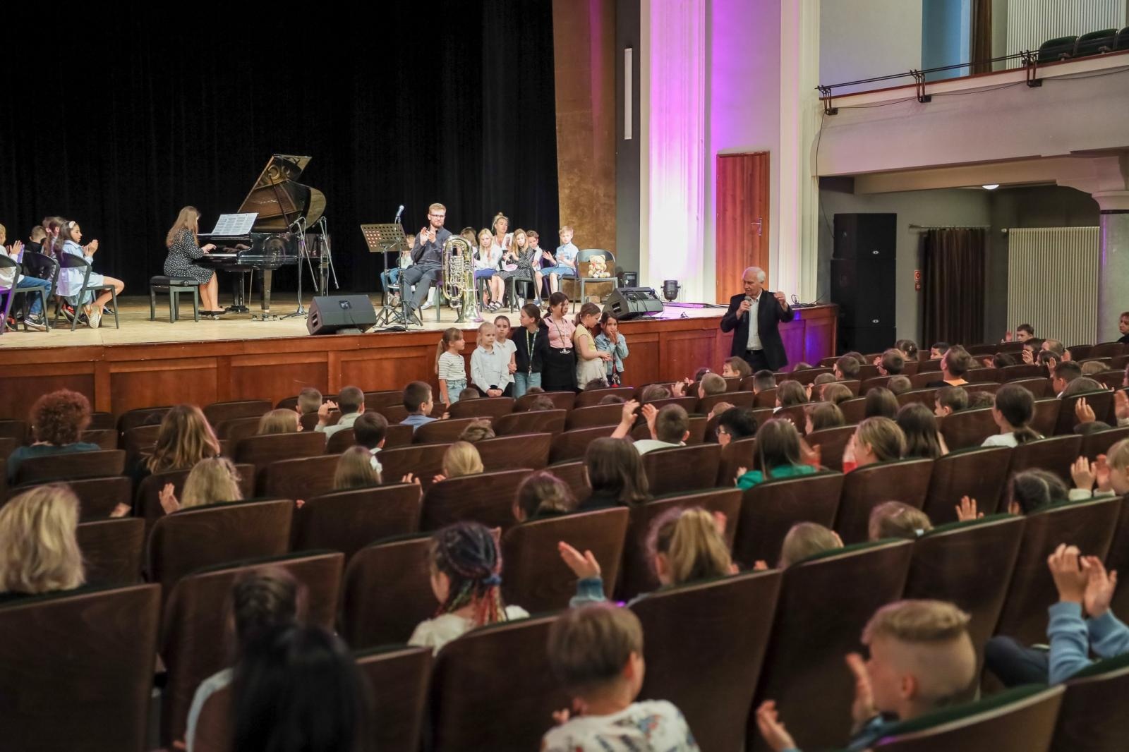 Zdjęcie w galerii na portalu naszraciborz.pl: Tuba - muzycznym bohaterem przedostatnich koncertów umuzykalniających wiadomości z regionu