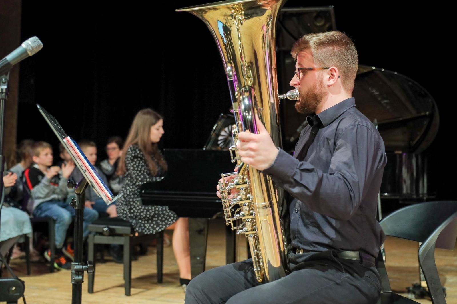 Zdjęcie w galerii na portalu naszraciborz.pl: Tuba - muzycznym bohaterem przedostatnich koncertów umuzykalniających wiadomości z regionu