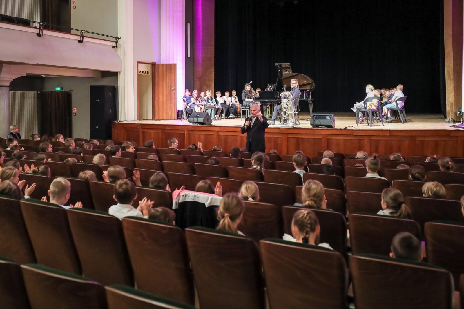 Zdjęcie w galerii na portalu naszraciborz.pl: Tuba - muzycznym bohaterem przedostatnich koncertów umuzykalniających wiadomości z regionu