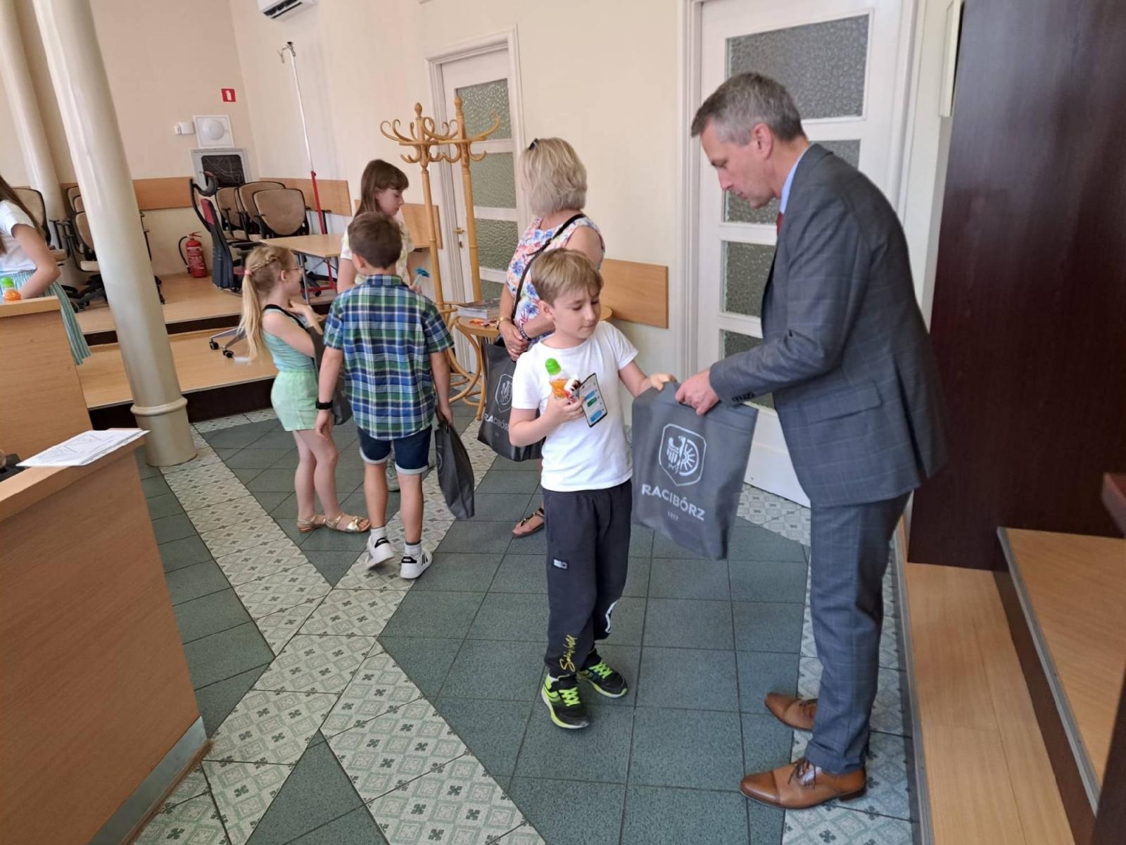 Zdjęcie w galerii na portalu naszraciborz.pl: Uczniowie z Sobieskiego odkrywali tajemnice ratusza wiadomości z regionu