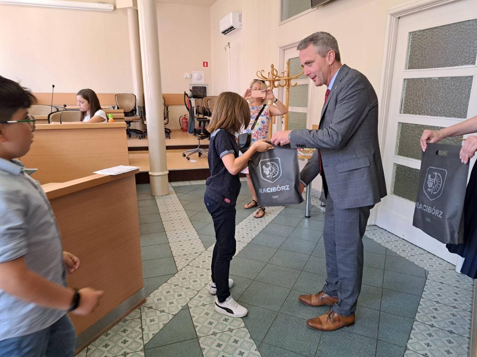 Zdjęcie w galerii na portalu naszraciborz.pl: Uczniowie z Sobieskiego odkrywali tajemnice ratusza wiadomości z regionu