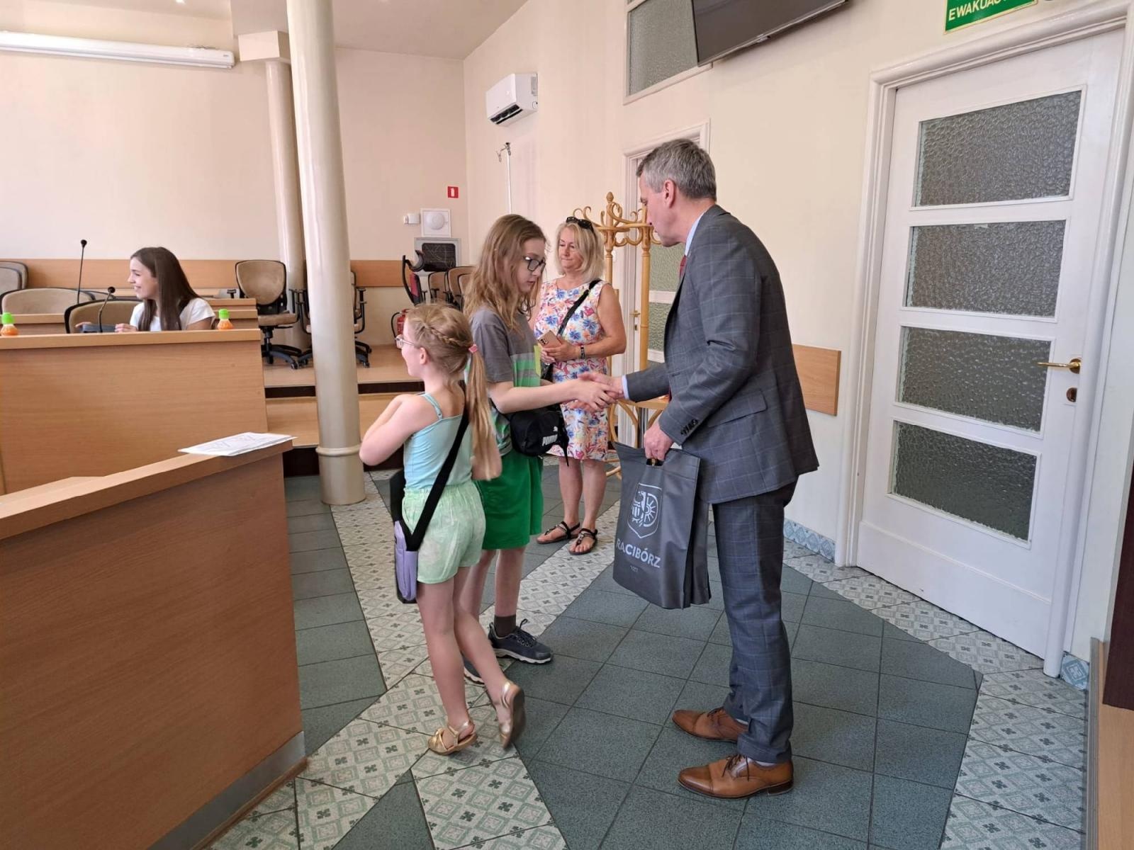 Zdjęcie w galerii na portalu naszraciborz.pl: Uczniowie z Sobieskiego odkrywali tajemnice ratusza wiadomości z regionu