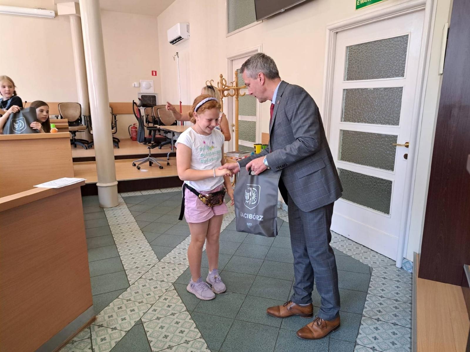 Zdjęcie w galerii na portalu naszraciborz.pl: Uczniowie z Sobieskiego odkrywali tajemnice ratusza wiadomości z regionu