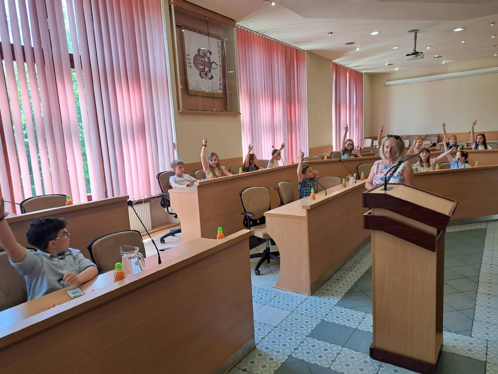 Zdjęcie w galerii na portalu naszraciborz.pl: Uczniowie z Sobieskiego odkrywali tajemnice ratusza wiadomości z regionu