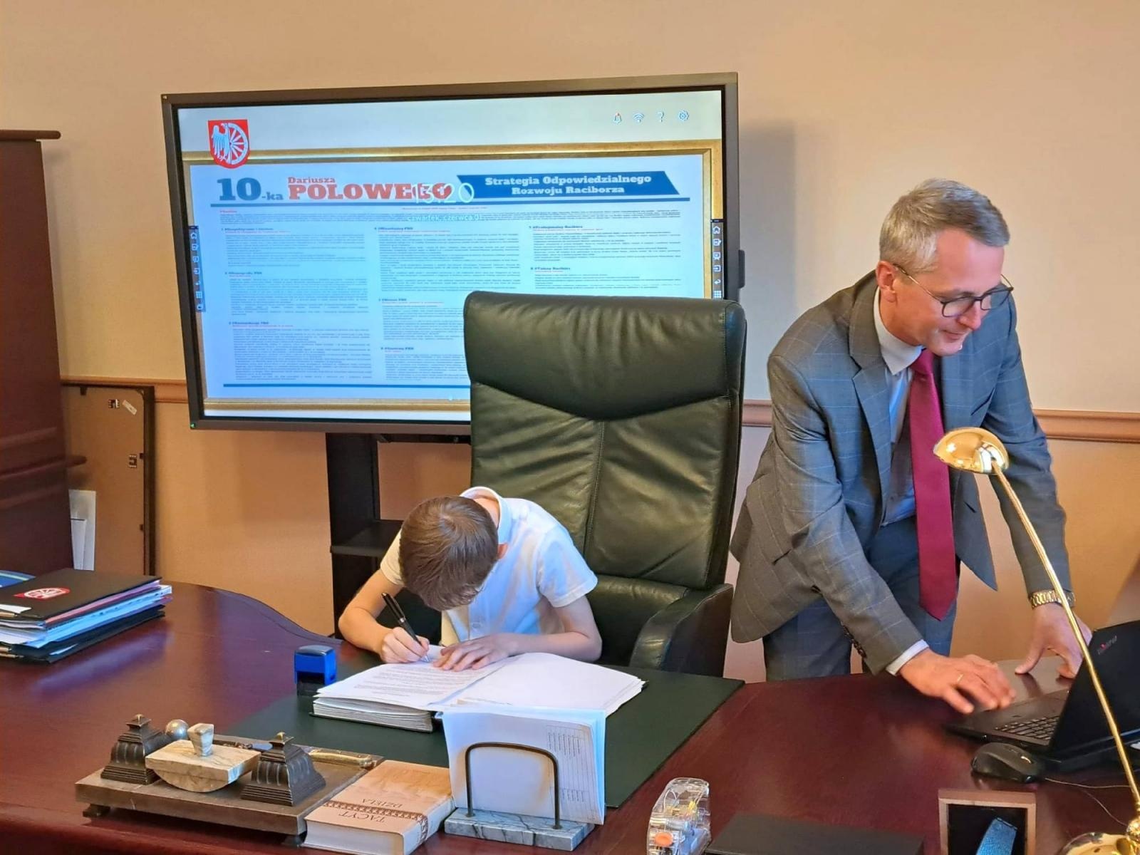 Zdjęcie w galerii na portalu naszraciborz.pl: Uczniowie z Sobieskiego odkrywali tajemnice ratusza wiadomości z regionu