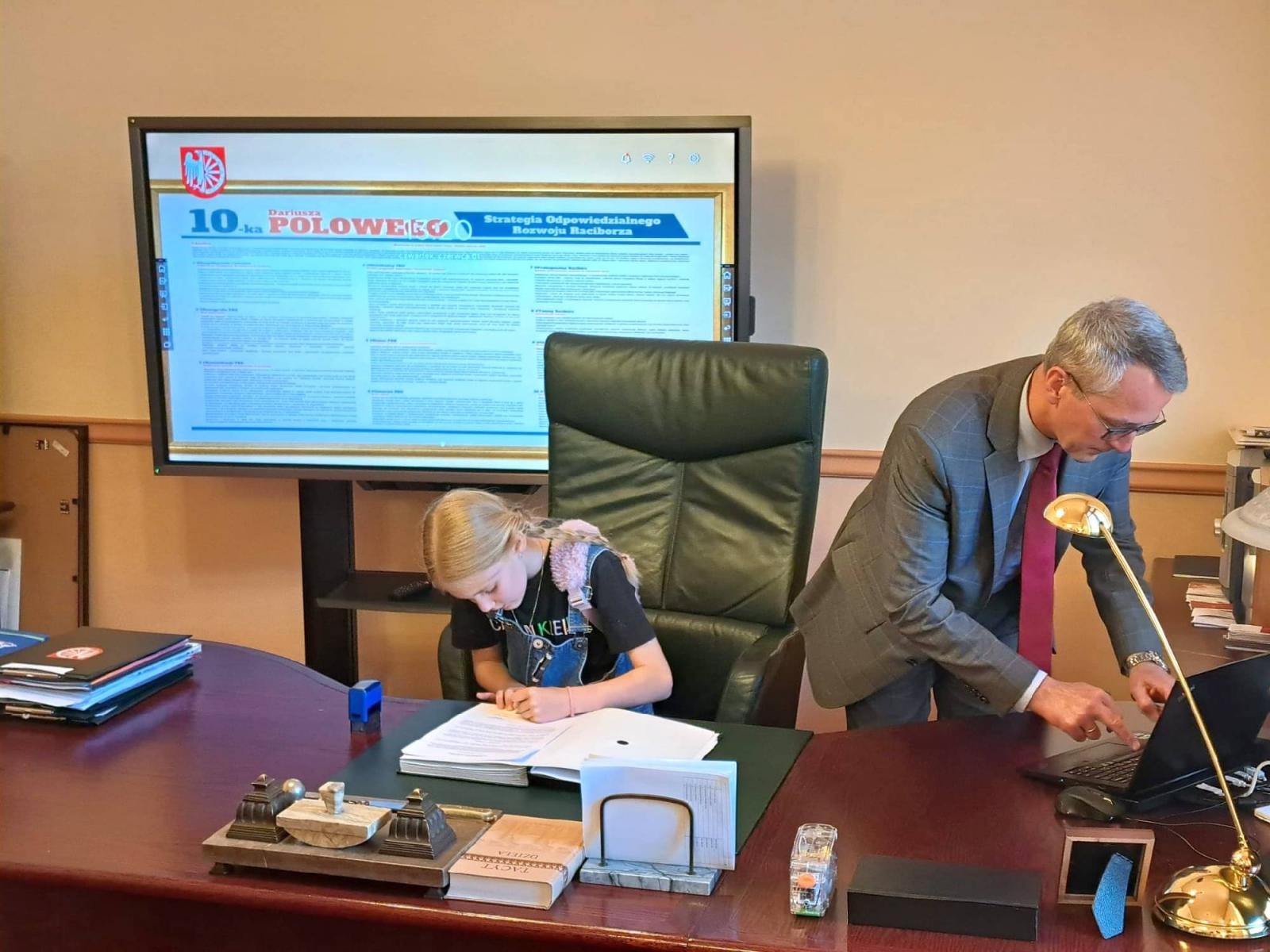 Zdjęcie w galerii na portalu naszraciborz.pl: Uczniowie z Sobieskiego odkrywali tajemnice ratusza wiadomości z regionu