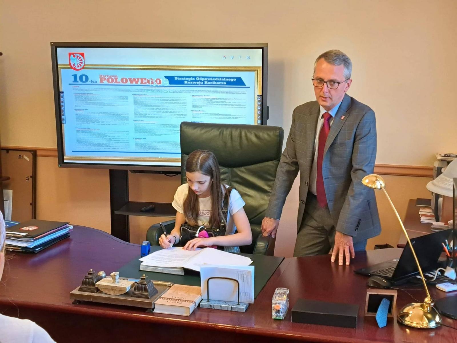 Zdjęcie w galerii na portalu naszraciborz.pl: Uczniowie z Sobieskiego odkrywali tajemnice ratusza wiadomości z regionu