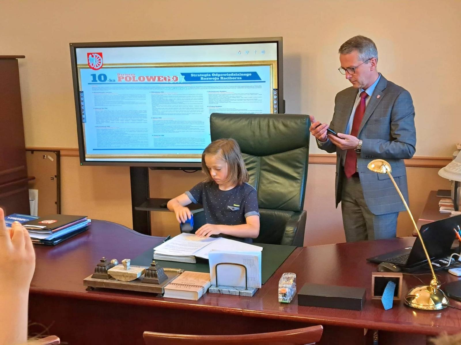 Zdjęcie w galerii na portalu naszraciborz.pl: Uczniowie z Sobieskiego odkrywali tajemnice ratusza wiadomości z regionu