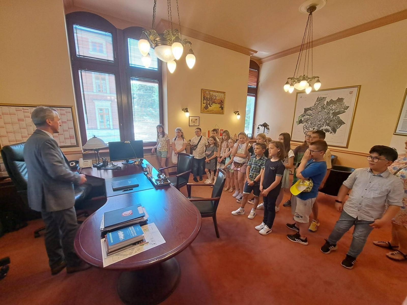 Zdjęcie w galerii na portalu naszraciborz.pl: Uczniowie z Sobieskiego odkrywali tajemnice ratusza wiadomości z regionu