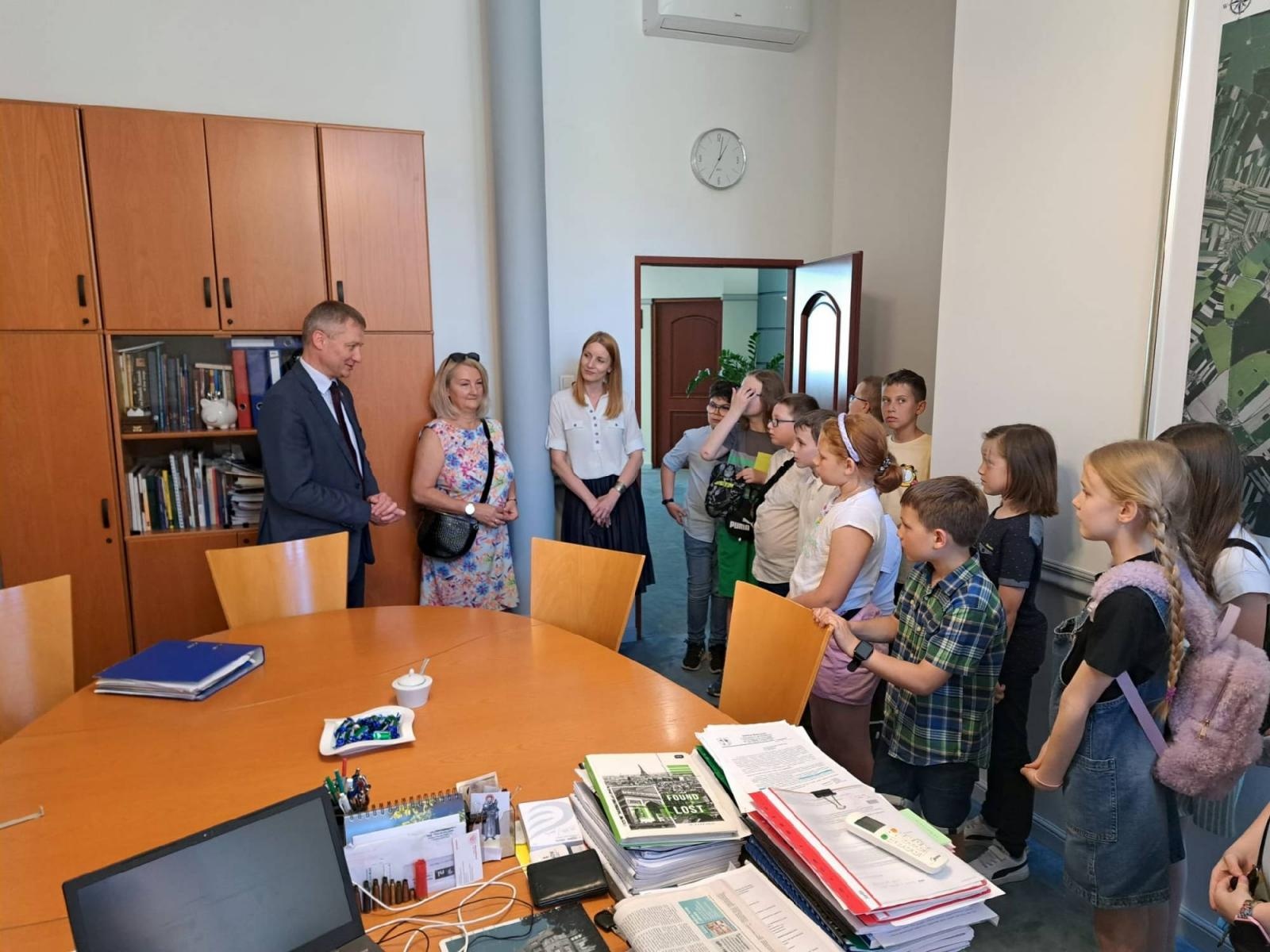 Zdjęcie w galerii na portalu naszraciborz.pl: Uczniowie z Sobieskiego odkrywali tajemnice ratusza wiadomości z regionu