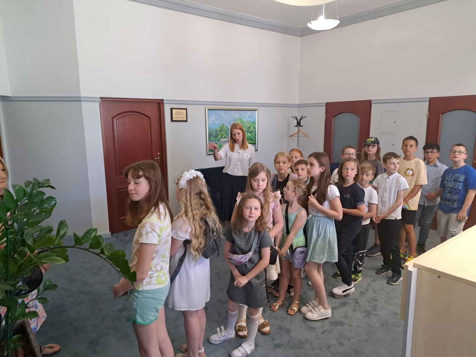 Zdjęcie w galerii na portalu naszraciborz.pl: Uczniowie z Sobieskiego odkrywali tajemnice ratusza wiadomości z regionu