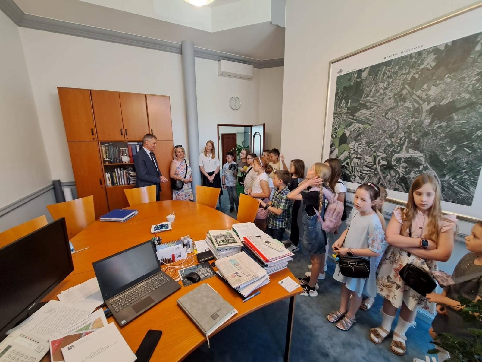 Zdjęcie w galerii na portalu naszraciborz.pl: Uczniowie z Sobieskiego odkrywali tajemnice ratusza wiadomości z regionu