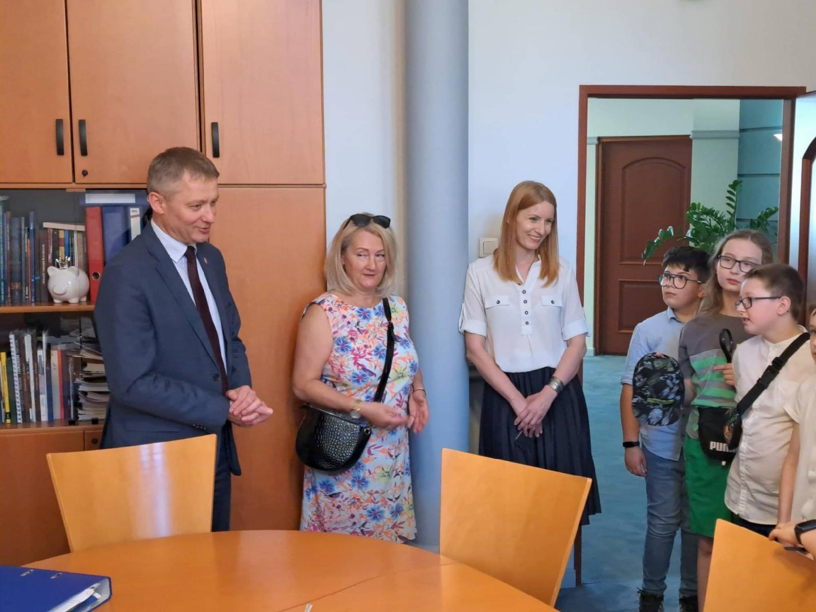 Zdjęcie w galerii na portalu naszraciborz.pl: Uczniowie z Sobieskiego odkrywali tajemnice ratusza wiadomości z regionu