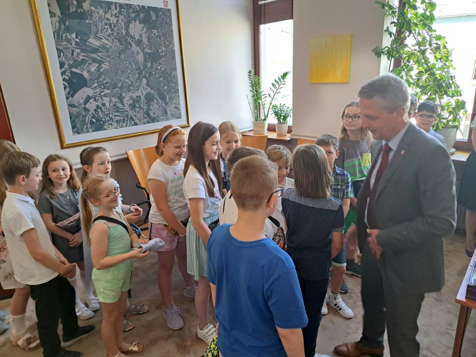 Zdjęcie w galerii na portalu naszraciborz.pl: Uczniowie z Sobieskiego odkrywali tajemnice ratusza wiadomości z regionu