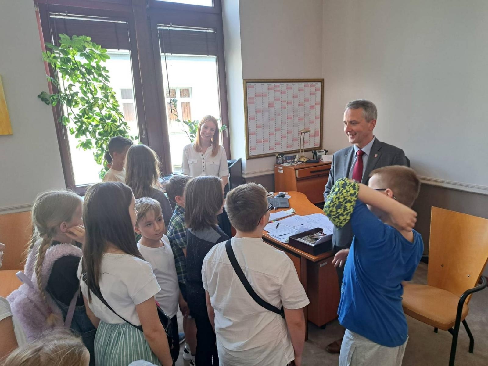 Zdjęcie w galerii na portalu naszraciborz.pl: Uczniowie z Sobieskiego odkrywali tajemnice ratusza wiadomości z regionu