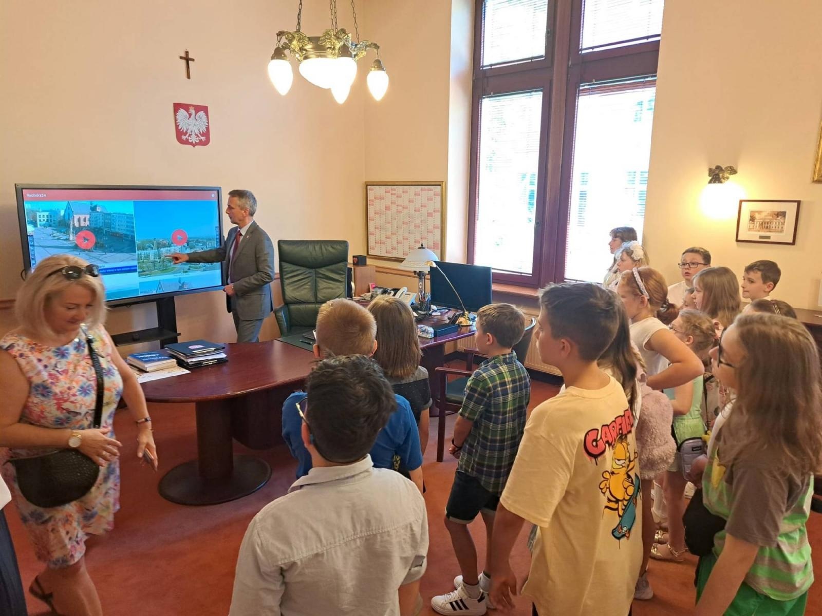 Zdjęcie w galerii na portalu naszraciborz.pl: Uczniowie z Sobieskiego odkrywali tajemnice ratusza wiadomości z regionu