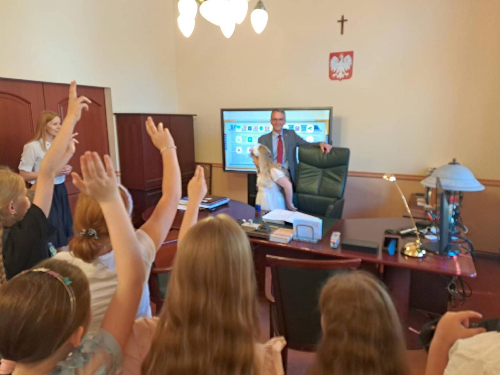 Zdjęcie w galerii na portalu naszraciborz.pl: Uczniowie z Sobieskiego odkrywali tajemnice ratusza wiadomości z regionu