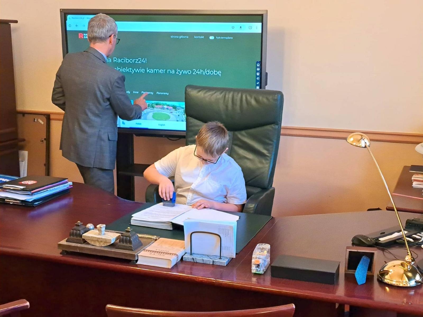 Zdjęcie w galerii na portalu naszraciborz.pl: Uczniowie z Sobieskiego odkrywali tajemnice ratusza wiadomości z regionu