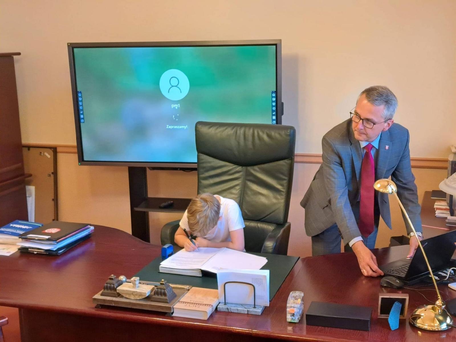 Zdjęcie w galerii na portalu naszraciborz.pl: Uczniowie z Sobieskiego odkrywali tajemnice ratusza wiadomości z regionu