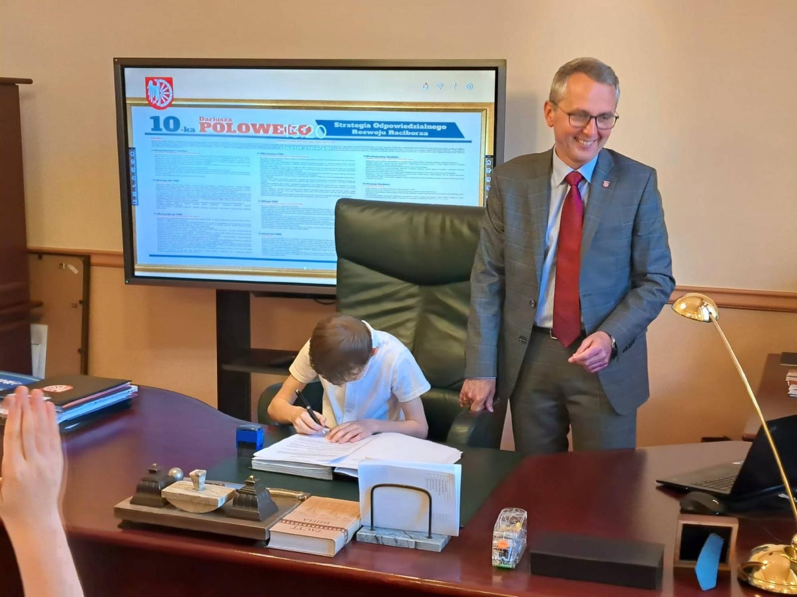 Zdjęcie w galerii na portalu naszraciborz.pl: Uczniowie z Sobieskiego odkrywali tajemnice ratusza wiadomości z regionu