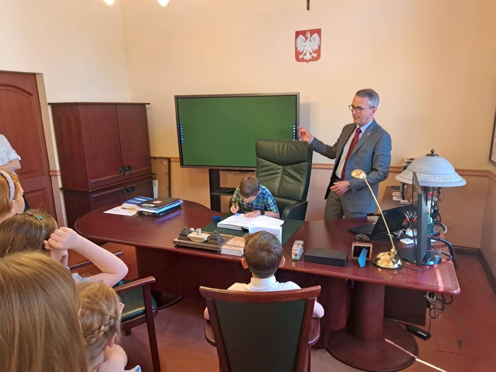 Zdjęcie w galerii na portalu naszraciborz.pl: Uczniowie z Sobieskiego odkrywali tajemnice ratusza wiadomości z regionu