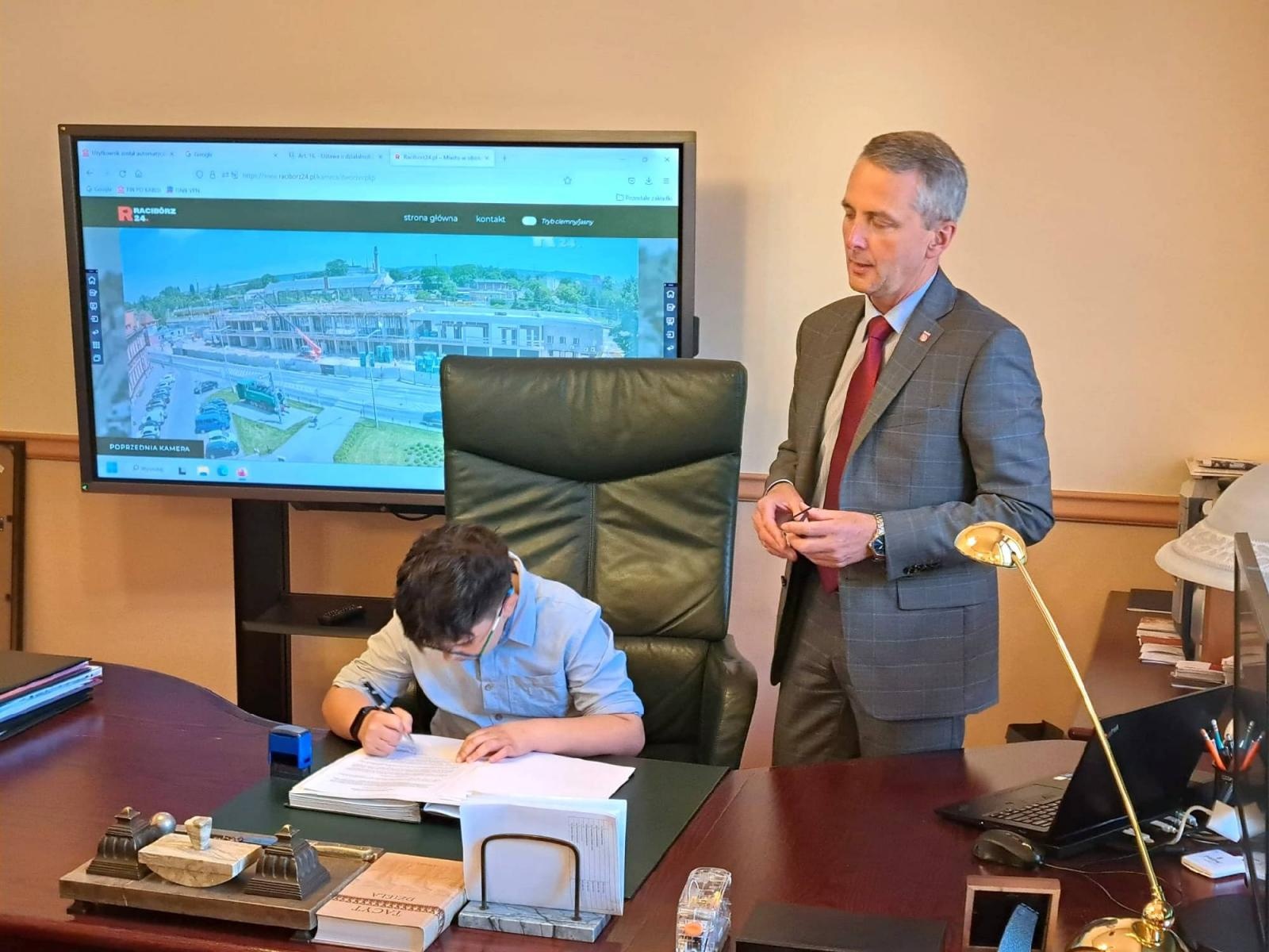 Zdjęcie w galerii na portalu naszraciborz.pl: Uczniowie z Sobieskiego odkrywali tajemnice ratusza wiadomości z regionu