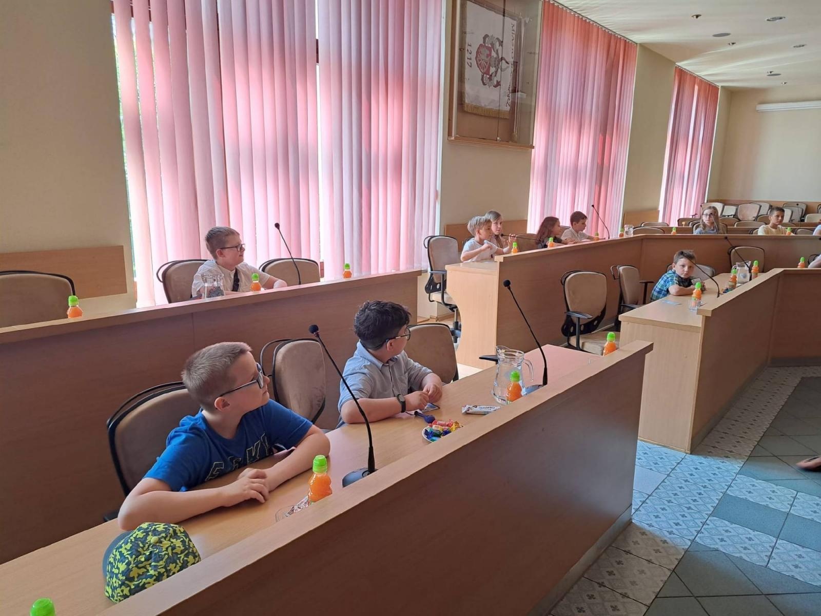 Zdjęcie w galerii na portalu naszraciborz.pl: Uczniowie z Sobieskiego odkrywali tajemnice ratusza wiadomości z regionu