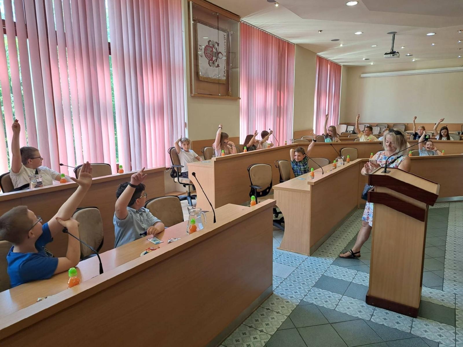 Zdjęcie w galerii na portalu naszraciborz.pl: Uczniowie z Sobieskiego odkrywali tajemnice ratusza wiadomości z regionu