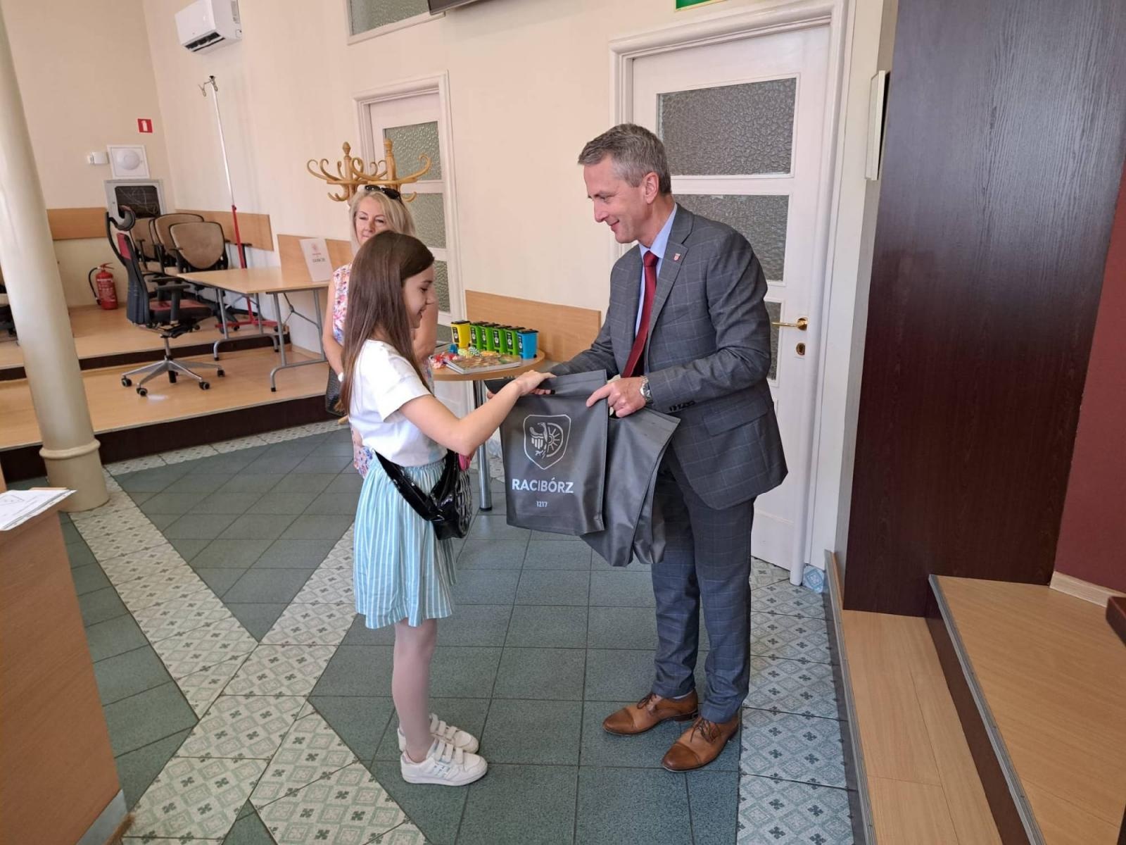 Zdjęcie w galerii na portalu naszraciborz.pl: Uczniowie z Sobieskiego odkrywali tajemnice ratusza wiadomości z regionu