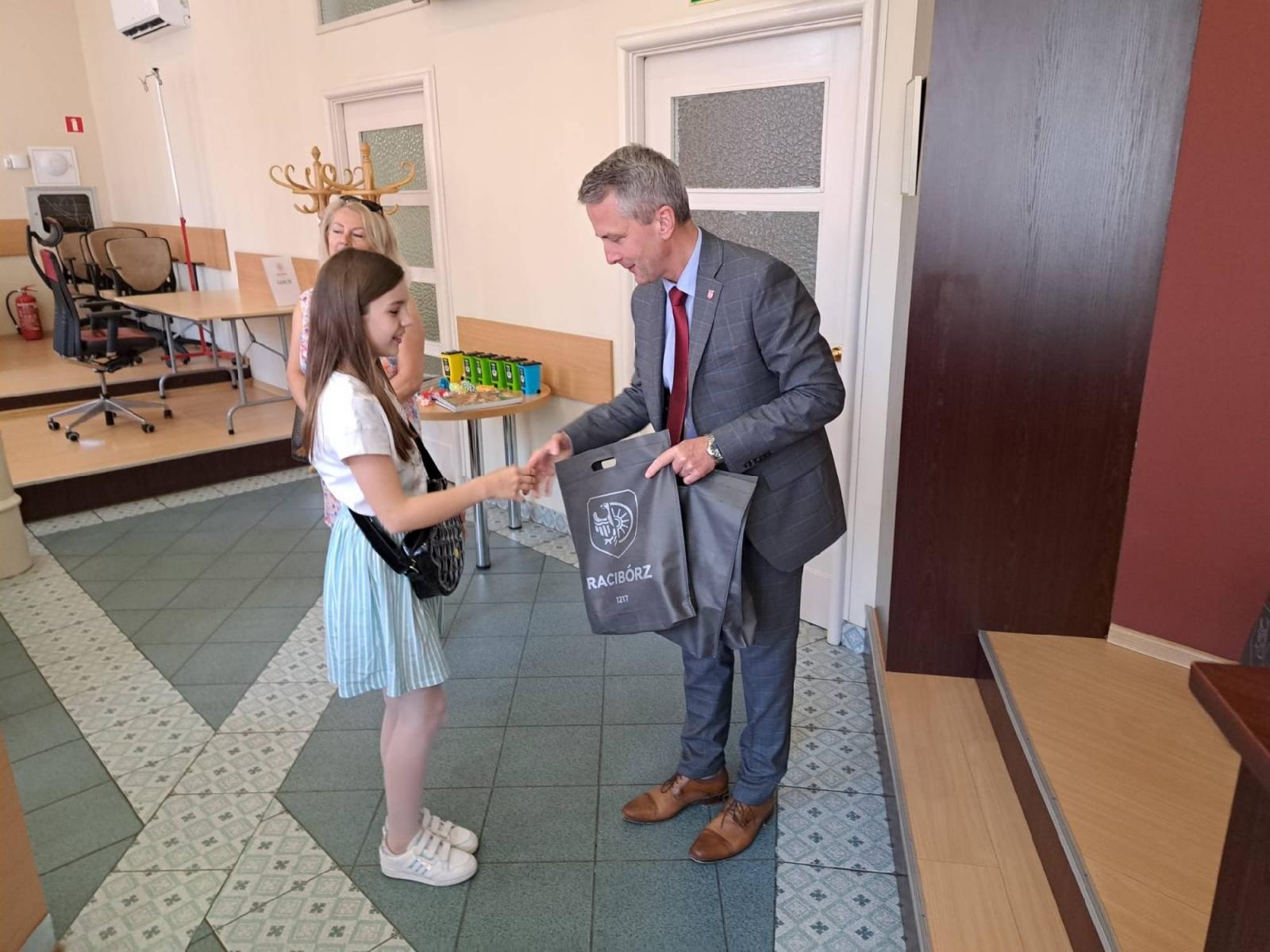 Zdjęcie w galerii na portalu naszraciborz.pl: Uczniowie z Sobieskiego odkrywali tajemnice ratusza wiadomości z regionu